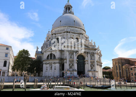 Venedig, Italien - 14 Juli 2016: Basilika der heiligen Maria von Gesundheit mit großen Kuppel und Menschen Stockfoto