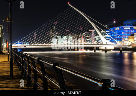 Samuel Beckett Bridge bei Nacht von dem Architekten Santiago Calatrava ist, ist eine Schrägseilbrücke in Dublin übernachtet, Sir John rogerson's Quay auf der s Stockfoto