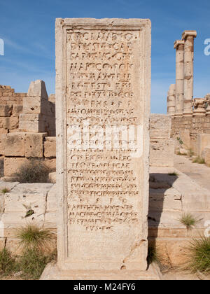 Stein mit dem Schreiben in das alte Forum in Leptis Magna Stockfoto