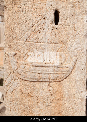 Krieg-Boot in einem Stein gravieren in Leptis Magna Stockfoto