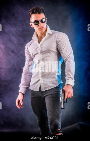 Junger Mann pointing Gun Stockfoto
