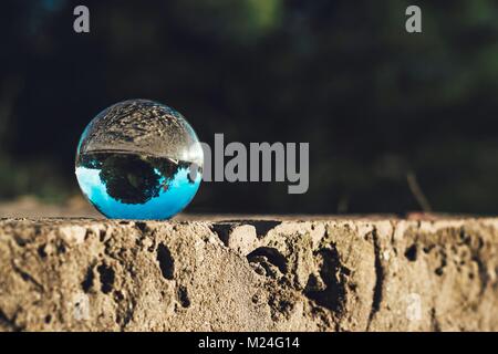 Reflexionen in Crystal Ball Stockfoto