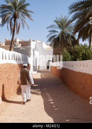 Mann zu Fuß in Ghadames Straßen Stockfoto