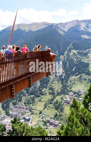 Eine Gruppe von Touristen bewundern die Aussicht des Valira d'Orient in den Pyrenäen vom Mirador Roc del Quer Sicht, Canillo, Andorra Stockfoto