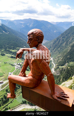 Die Ponderer, einer Skulptur von Miguel Angel Gonzalez, im Mirador Roc del Quer Sicht, Canillo, Andorra Stockfoto