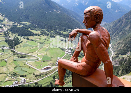 Die Ponderer, einer Skulptur von Miguel Angel Gonzalez, im Mirador Roc del Quer Sicht, Canillo, Andorra Stockfoto