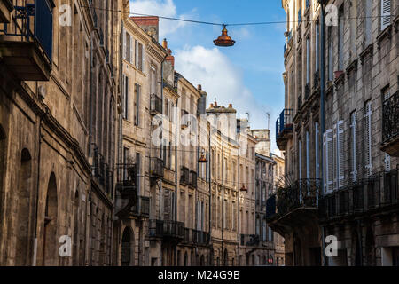 Fassade des mittelalterlichen Gebäude in einer Straße in der Innenstadt von Bordeaux, Frankreich. Diese Gebäude sind typisch für den Südwesten der französischen Architektur Stockfoto