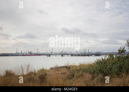 Die Oil Terminal Mole in Hamble-le-Reis aus Hamble gemeinsamen Strand mit Fawley Ölraffinerie in der Ferne zu sehen Stockfoto