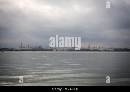 Fawley Ölraffinerie betrachtet aus hamble Strand Stockfoto