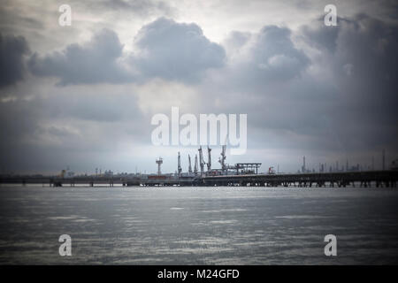 Der Mole in Hamble, Southampton mit Fawley Ölraffinerie in der Ferne Stockfoto