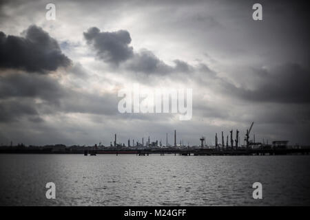 Der Mole in Hamble, Southampton mit Fawley Ölraffinerie in der Ferne Stockfoto