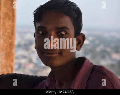 Boy dreht seine Augenlider von innen nach außen! Bundi, Rajasthan, Indien Stockfoto