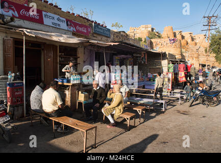 Tee trinken vor dem Fort, Jaisalmer, Rajasthan, Indien Stockfoto