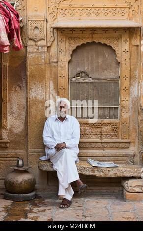 Teestand Eigentümer an der Geographie Islands Haveli, Jaisalmer, Rajasthan, Indien Stockfoto