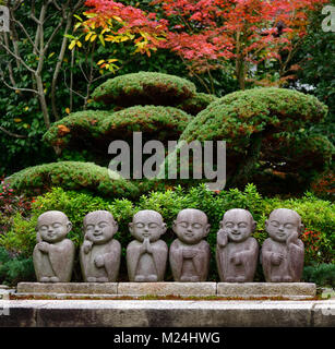 6 niedliche kleine Mönche, Buddhas, Steinstatuen, kawaii Garten Dekor in Kyoto, Japan Stockfoto