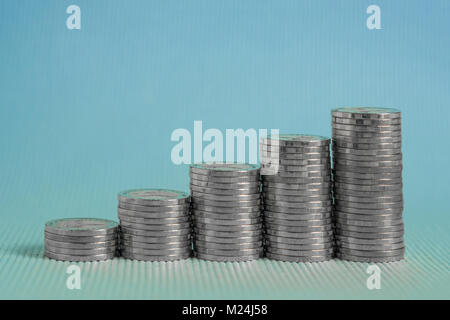 Die Spalten von Münzen, schritt der Münze Stacks mit Kopie Platz für geschäftliche und finanzielle Konzept Idee. Stockfoto
