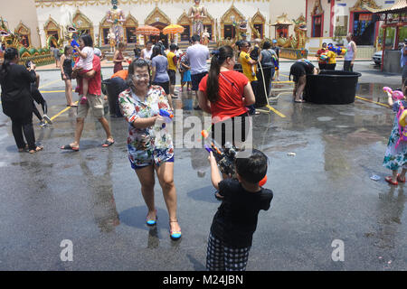 Junges Zicklein für ein Ziel für hist Wasserpistole am Songkran Festival suchen Stockfoto