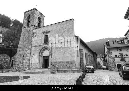 Pescasseroli, Abruzzen, Italien. Oktober 13, 2017. Kirche des Heiligen Peter und Paul wiederhergestellt wird, nachdem die 1349 Erdbeben in der späten Renaissance Stil Stockfoto