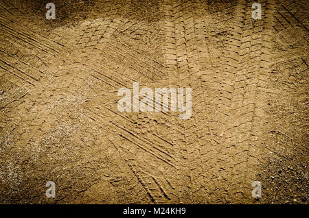 Die Spuren der Räder auf dem Sand als Hintergrund. Stockfoto