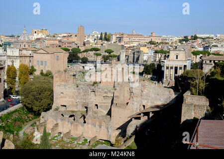 Das Forum Romanum von oben auf dem Hügel Palatin in Rom Italien gesehen mit den Ruinen von Santa Maria Antiqua im Vordergrund. Stockfoto