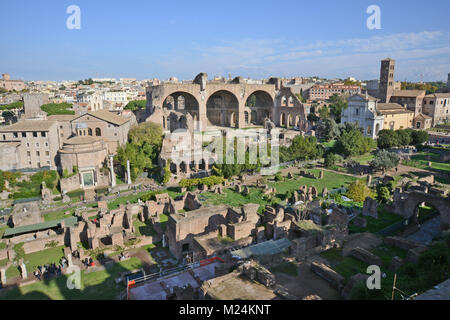 Ein Blick auf das Forum Romanum und die Basilika von Konstantin und Maxentius vom Palatin gesehen mit dem Tempel von Romulus & Remus Stockfoto