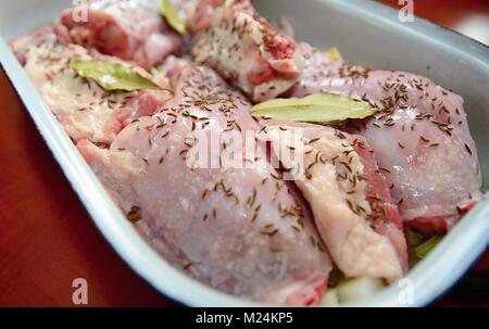 Stücke mit einem Ungekochten erfahrener Hase und Schwein Fleisch in einen Bräter. Stockfoto