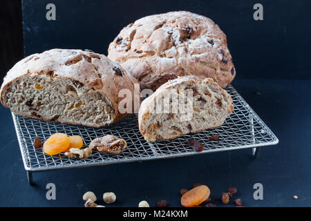Hausgemachtes Brot mit getrockneten Früchten und Nüssen Stockfoto