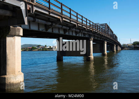 Eine Ansicht von der Nordseite des Nambucca River Der macksville Brücke im Norden von NSW, Australien. Im Jahre 1931 als Teil des Pacific Highway gebaut Stockfoto