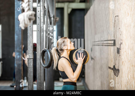 Frau Training mit Ball in der Turnhalle Stockfoto