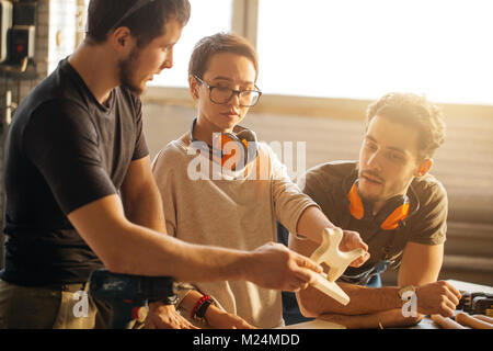 Tischler Ausbildung weiblicher Lehrling zum Flugzeug verwenden Stockfoto