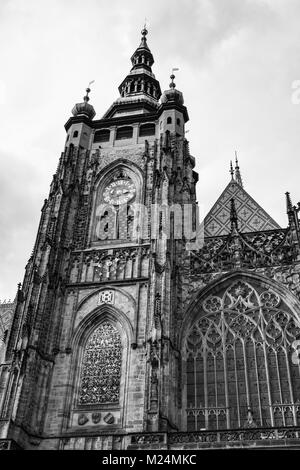 Prag, Tschechische Republik: Schwarz und Weiß Blick auf den Glockenturm der Kathedrale des heiligen Veit, Wenzel und Adalbert Stockfoto