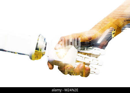 Künstliche Intelligenz und Robotik Konzepte. Industrielle 4.0 Cyber physische Systeme Konzept. Double Exposure von Roboter und Ingenieur die menschliche Hand Stockfoto