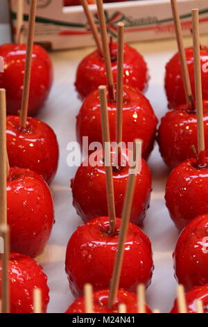 Red karamellisierten Äpfeln auf dem Markt Stockfoto