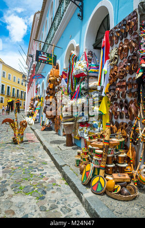 SALVADOR, BRASILIEN - 9. MÄRZ 2017: Souvenirläden verkaufen Taschen und lokalem Handwerk Linie der traditionellen Kopfsteinpflasterstraßen von Pelourinho Stockfoto