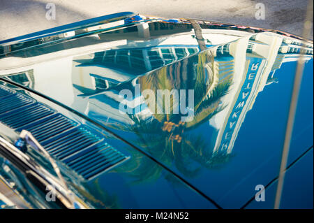 MIAMI - Januar 2, 2018: Art Deco Fassade der Breakwater Hotel, 1936 gebaut, auf einem Auto am Ocean Drive in Miami Beach geparkt wider. Stockfoto