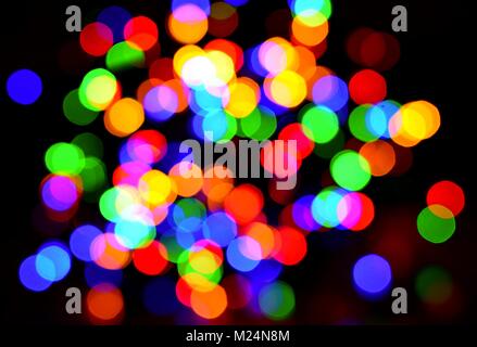 Bunte verschwommen Bokeh leuchtet auf schwarzem Hintergrund. Stockfoto