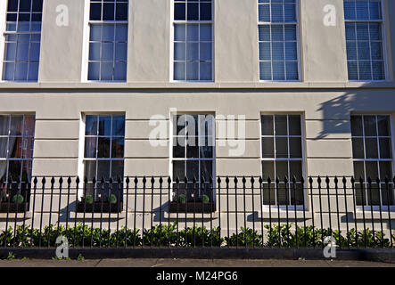 Falkner Terrasse ist eine Reihe von eleganten georgianischen Häuser am oberen Parliament Street Liverpool 8. In einem Bereich, in dem Liverpool als georgianischen Viertel bekannt. Stockfoto