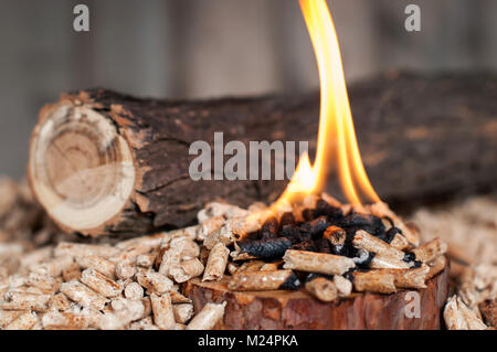 Stapel der Tanne Holz- Pellets in Flammen Stockfoto