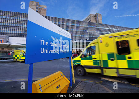 Ein Rettungswagen in das Royal Liverpool University Hospital in der Stadt Liverpool, England zu hetzen. UK. Stockfoto