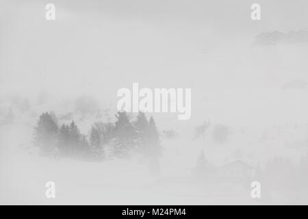 Seiser Alm, umgeben von schneebedeckten. Zauber der Dolomiten Stockfoto