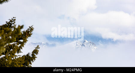 Seiser Alm, umgeben von schneebedeckten. Zauber der Dolomiten Stockfoto