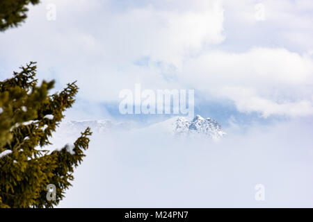 Seiser Alm, umgeben von schneebedeckten. Zauber der Dolomiten Stockfoto