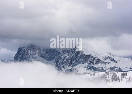 Seiser Alm, umgeben von schneebedeckten. Zauber der Dolomiten Stockfoto