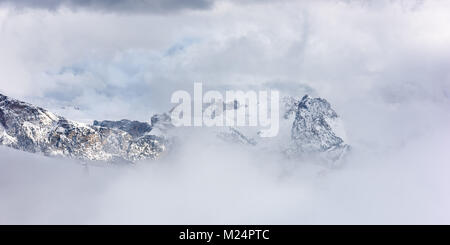 Seiser Alm, umgeben von schneebedeckten. Zauber der Dolomiten Stockfoto