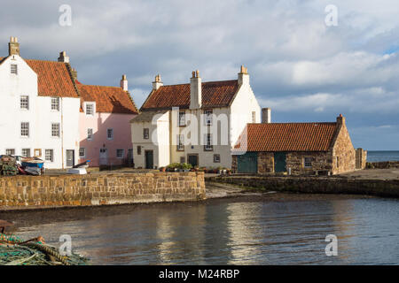 Krähe Stufengiebel pantiled Dächer auf Gyles Haus und die umliegenden Häuser in Pittenweem, Fife, Schottland, Großbritannien Stockfoto