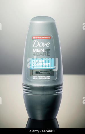 Dove Deodorant auf Farbübergang Hintergrund isoliert. Stockfoto