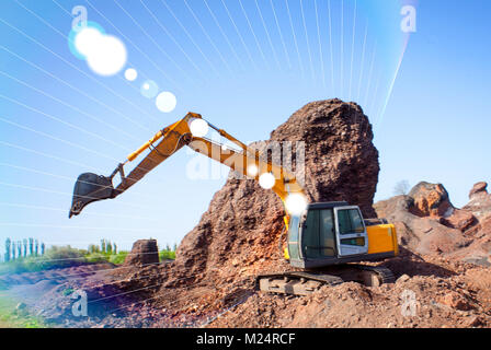 Eine große Bau-Bagger von gelber Farbe auf der Baustelle in einem Steinbruch zur Gewinnung Stockfoto