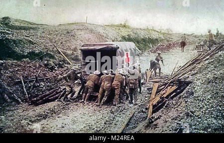 Erster Weltkrieg (1914-1918) aka Der Große Krieg oder Weltkrieg - Grabenkämpfe - WWI British Forces drücken ein Feld Krankenwagen durch Schlamm und Schutt (aus dem ersten Weltkrieg in der Postkarte) Stockfoto