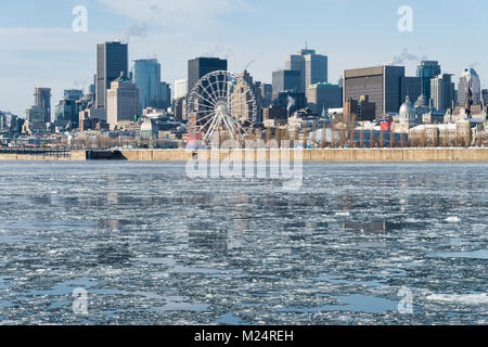 Skyline von Montreal im Winter, mit Eisbrocken schwimmend auf dem St.-lawrence (2018) Stockfoto