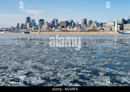 Skyline von Montreal im Winter, mit Eisbrocken schwimmend auf dem St.-lawrence (2018) Stockfoto